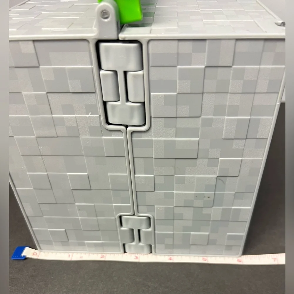 Mattel- Mineshaft Mini figure Storage, Two sided‎ w/middle opening. Pre-Owned